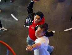 开云官方app入口-篮球赛事比赛场面激情四射，球星各显神通