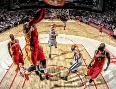 开云APP-慕尼黑的深夜与洛杉矶的呐喊，双线战场上的热血同频