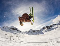 开云体育官方网站-赛道上的火焰与铁幕，塞恩斯如何以疯狂进击，点燃梅赛德斯的翻盘之战？