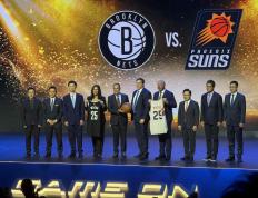 开云体育入口-NBA传奇球员与中国篮球球队合影留念