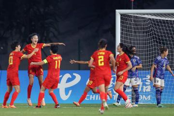 开云体育APP下载-国际女子足球赛中，中国选手斩获胜利
