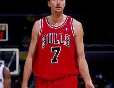 开云体育入口-公牛队球员经历伤病，仍然坚持训练