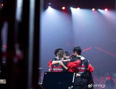 开云下载-FPX血洗V5，ShowMaker拿下关键大龙宿敌对决入围赛，成为赛场最大亮点