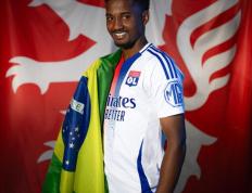 开云体育在线-里昂队后卫阵容调整，备战本周末比赛