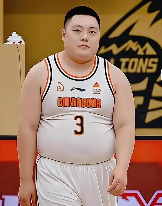 开云体育下载-球队新人球员拉票向队长挑战，队内氛围一时紧张的简单介绍