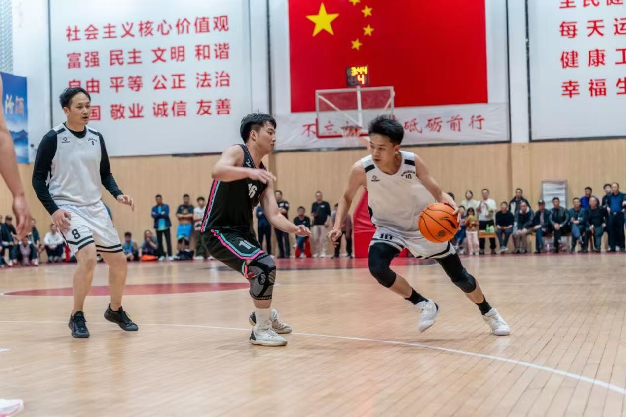 开云体育app-篮球赛场上球队风采熠熠闪亮