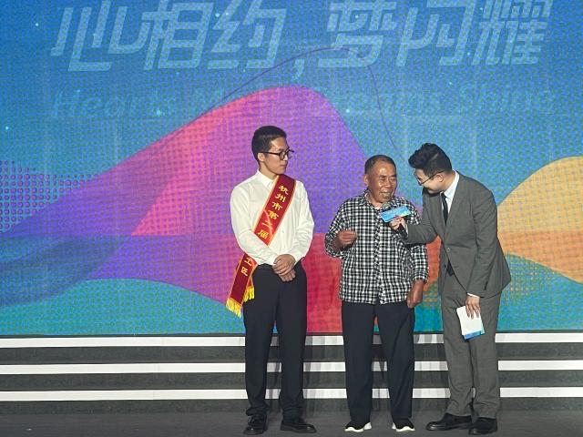 开云体育官方网站-新加坡选手荣登领奖台，精湛技艺令人惊叹