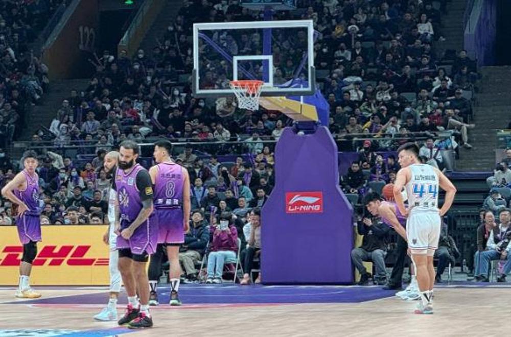 开云APP-篮球比赛中一支顶级球队遭遇败局