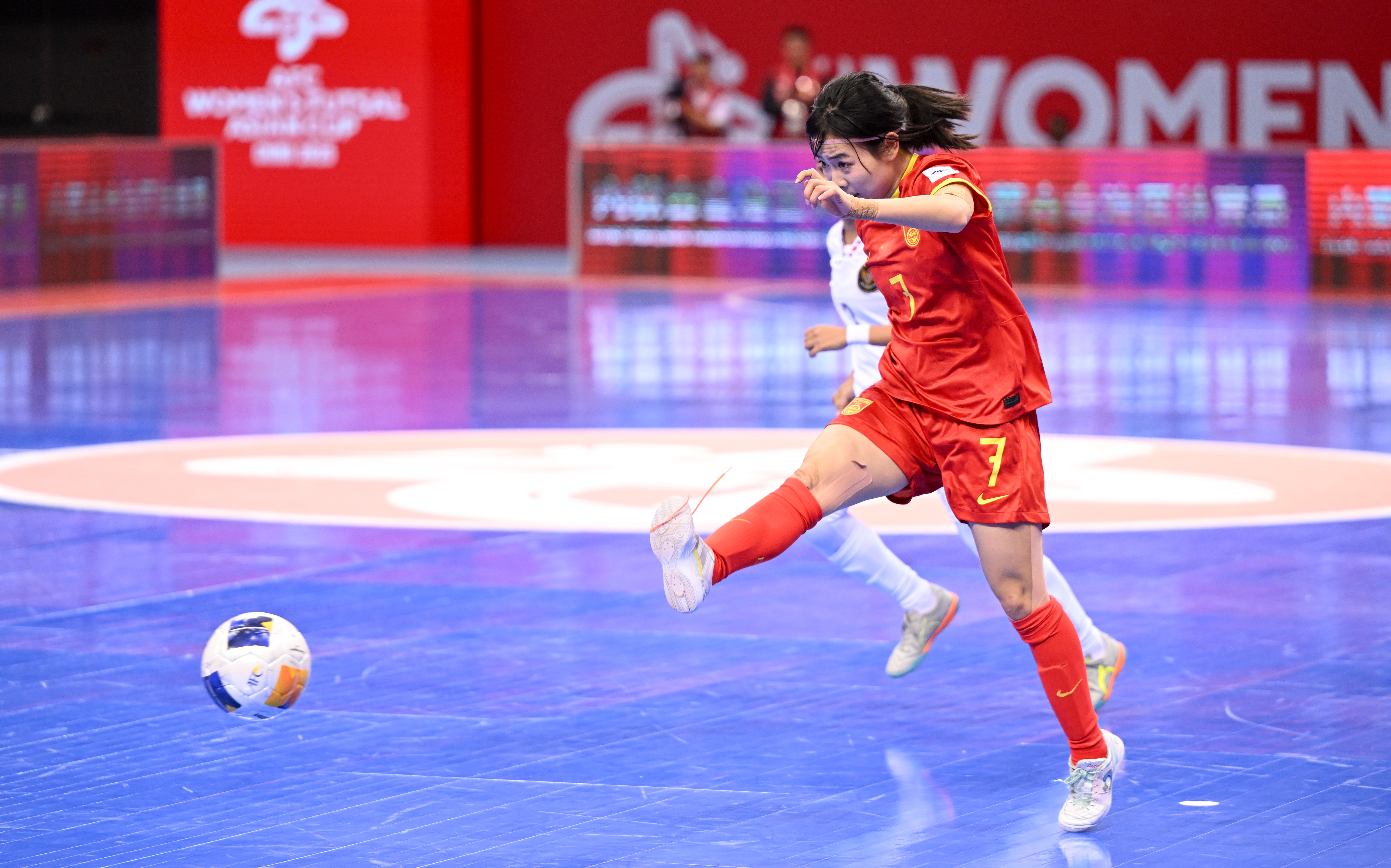 开云下载-女足比赛现场,中国队压倒对手获胜