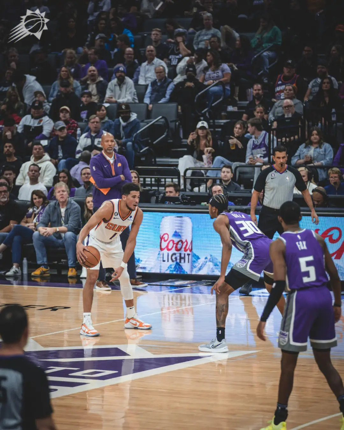 开云体育平台APP-太阳连续两战击败尼克斯,布克独得30分