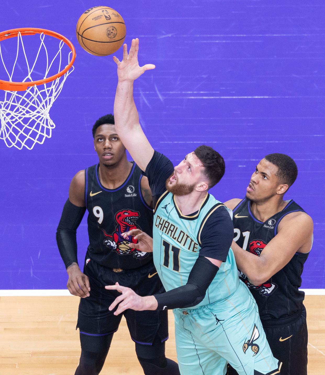 开云体育官方网站-猛龙队逼近对手，欲突围而出