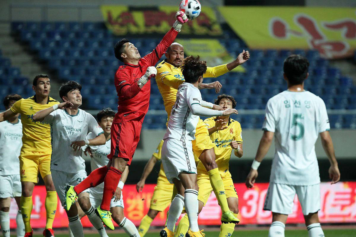 开云体育下载-足球明星登场,球队集结备战谋求胜利