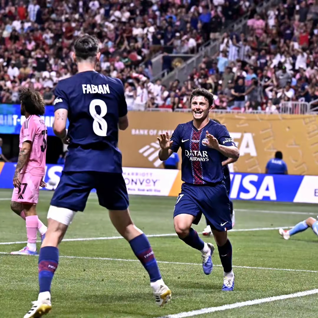 开云体育官网-瑞士在对阵保加利亚比赛中踢得自如