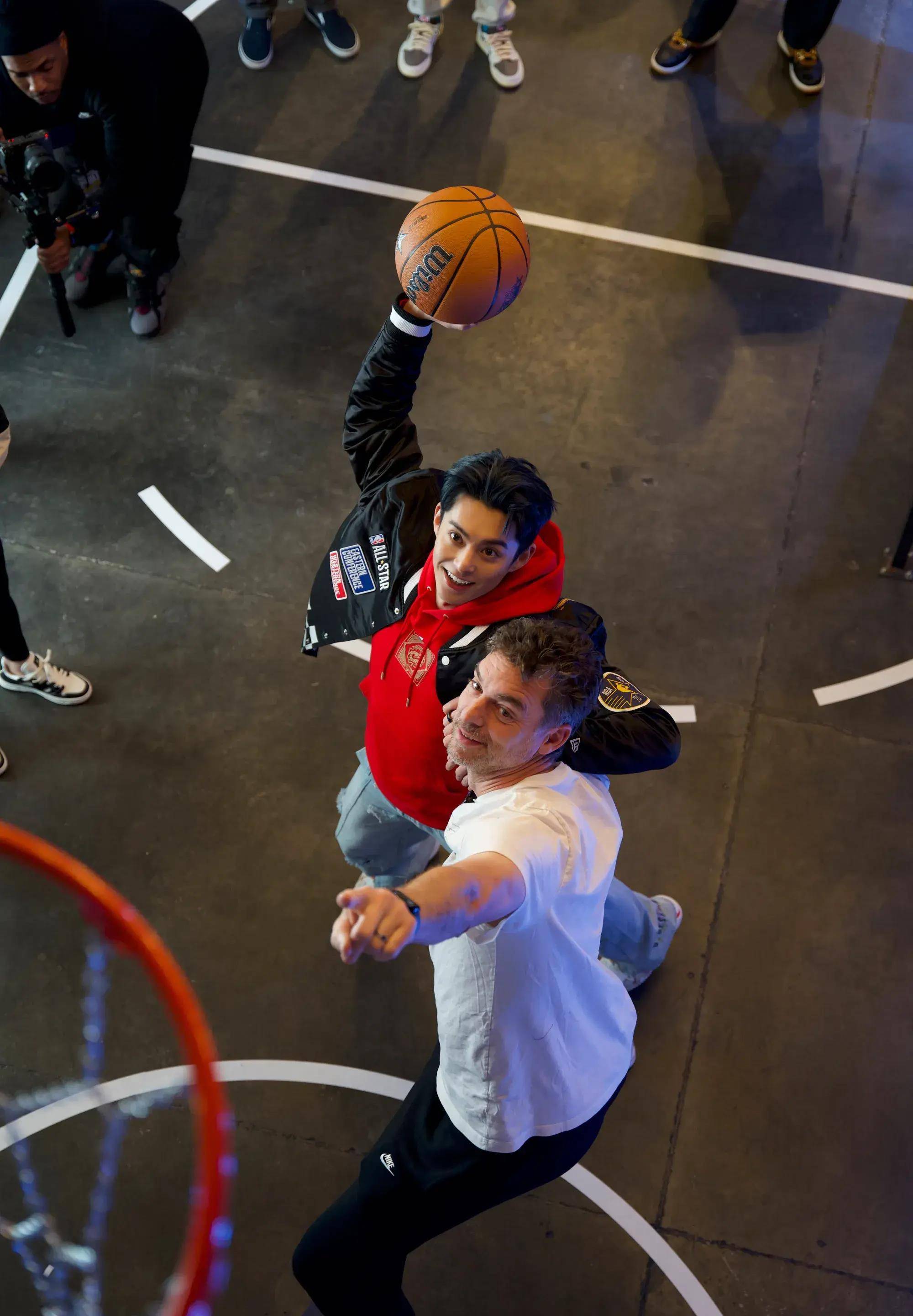 开云官方app入口-篮球赛事比赛场面激情四射，球星各显神通