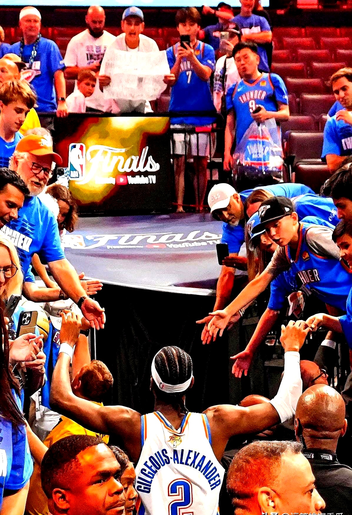 开云官方app入口-篮球赛事比赛场面激情四射，球星各显神通