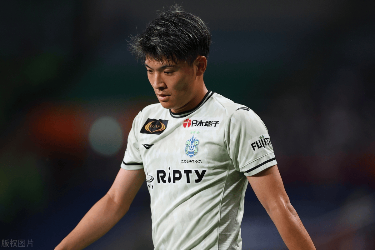 开云APP-萨摩亚后卫埃切伊传授防守经验，团队备战全力以赴