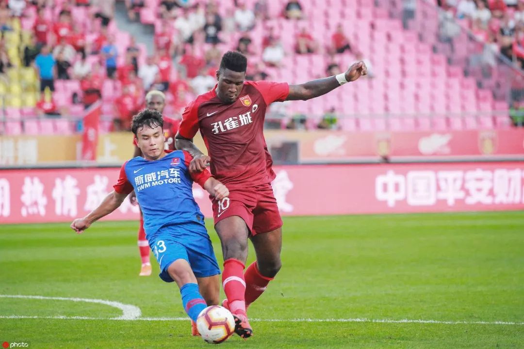 开云APP-萨摩亚后卫埃切伊传授防守经验，团队备战全力以赴