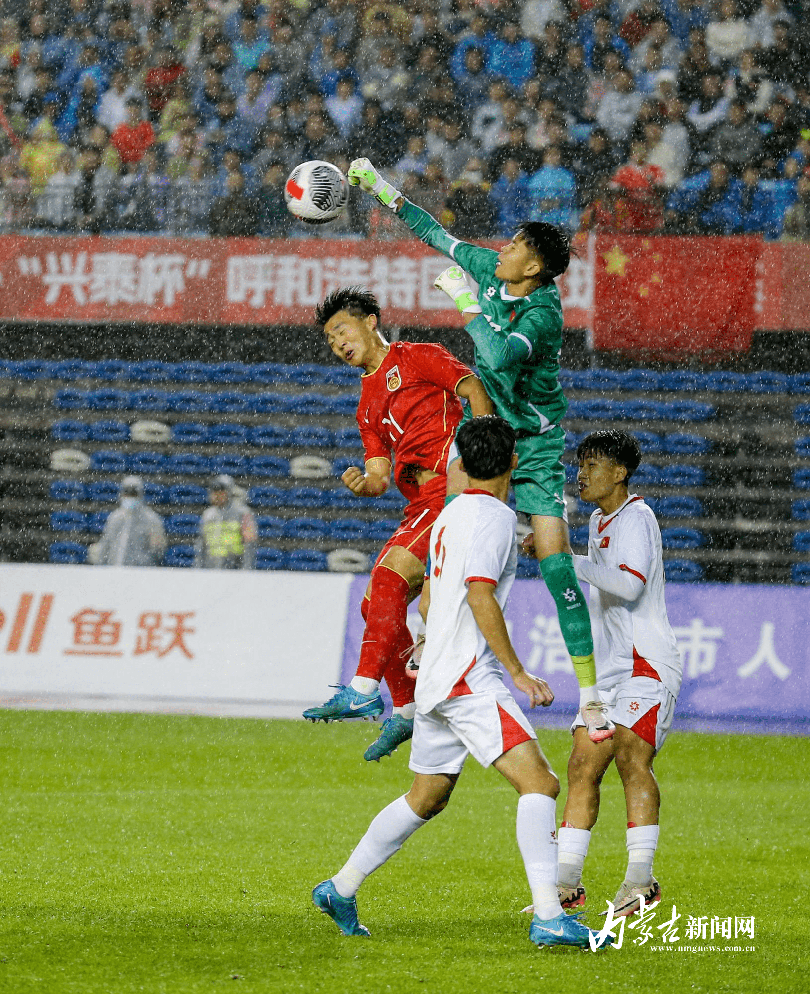 开云下载-激烈对决：球队在比赛中获胜