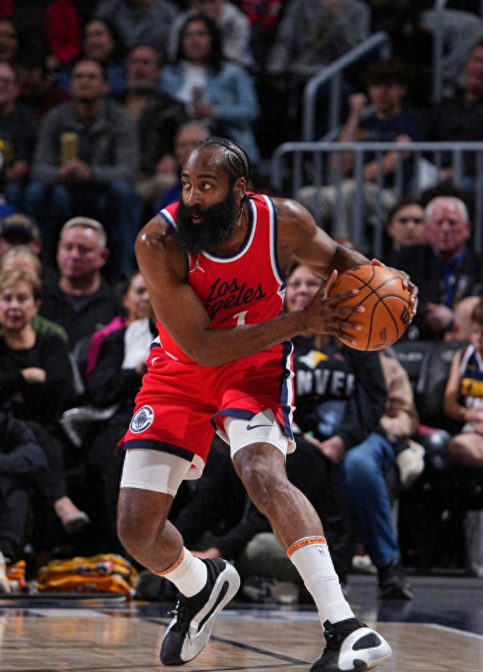 开云体育入口-关于快船横扫雄鹿，福克斯统治全场的信息